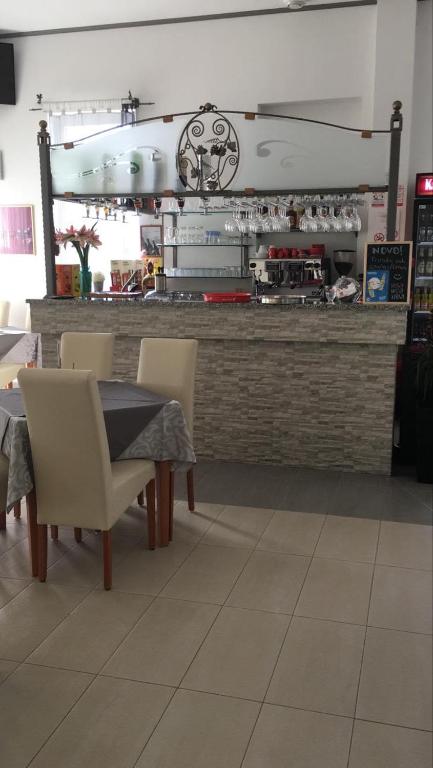 Restoran või mõni muu söögikoht majutusasutuses Hotel Lukas