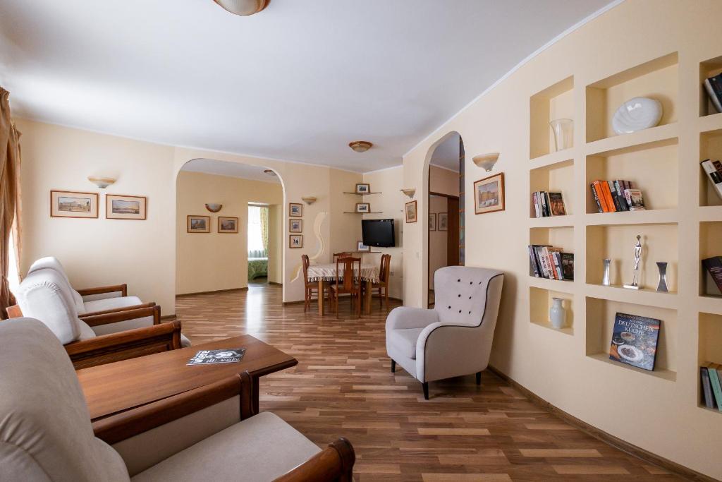 Predel za sedenje v nastanitvi Deluxe Apartment Konyshennaja