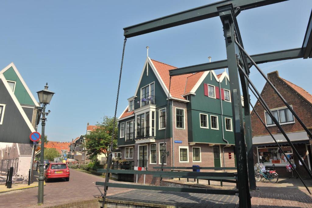 une grande maison sur le côté d'une rue dans l'établissement Appartement Volendam, à Volendam