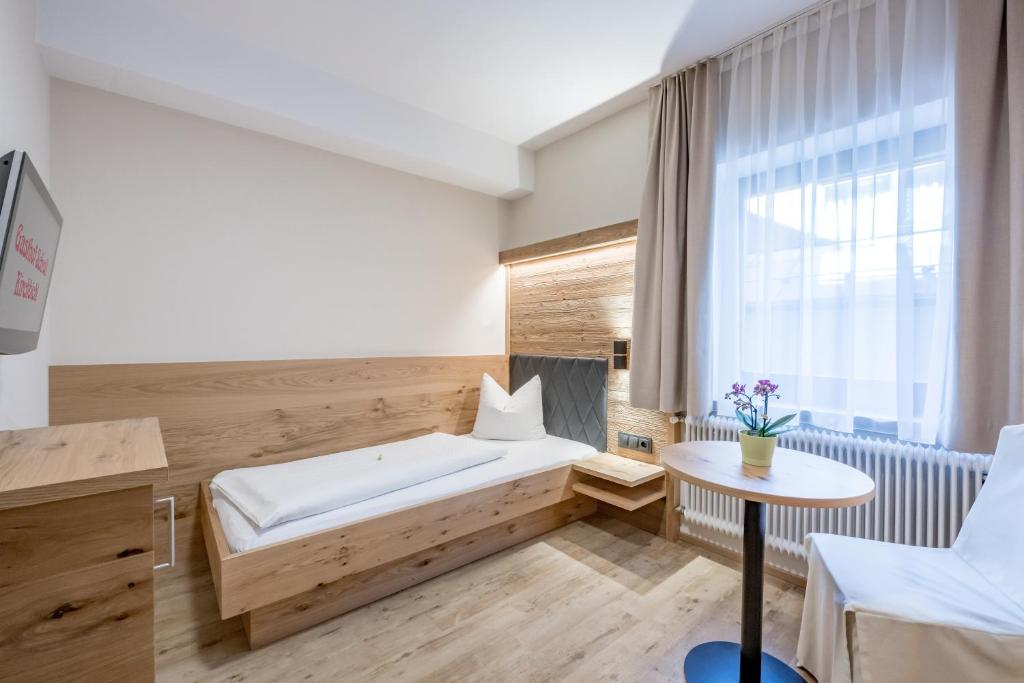Posteľ alebo postele v izbe v ubytovaní Gasthof Schroll