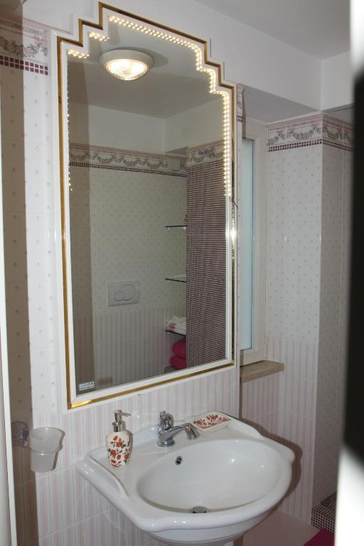 A bathroom at Bed and Breakfast Angolo Fiorito