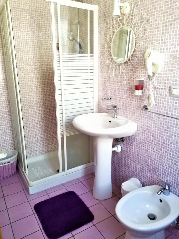 Koupelna v ubytování Hotel Serenella