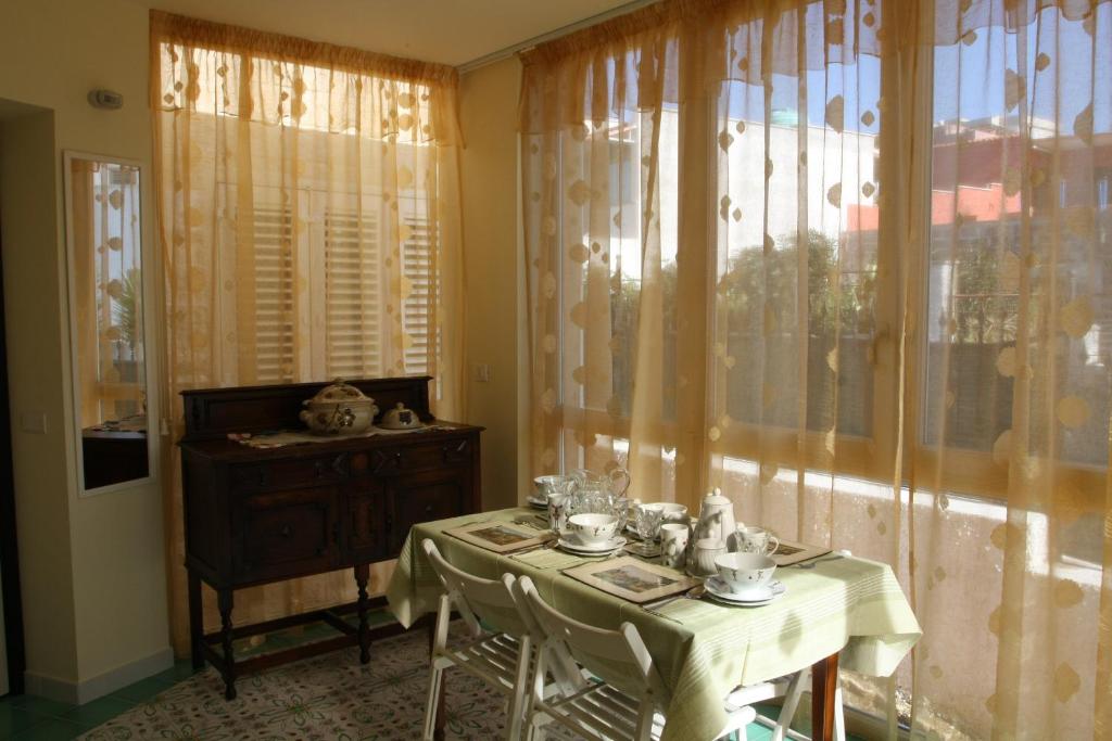A restaurant or other place to eat at Bed and Breakfast Angolo Fiorito