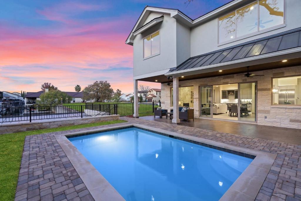 Contemporary, Luxury Retreat on Lake LBJ with Heated Pool, Horseshoe
