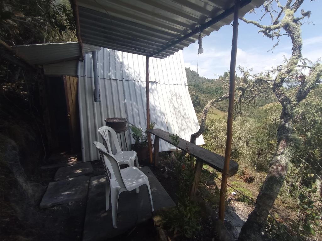 Balkón nebo terasa v ubytování Cabañas el Paraiso Sesquile