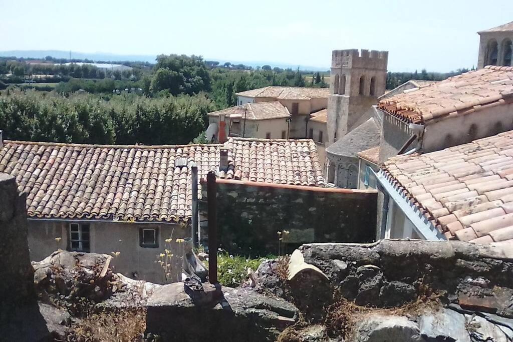 une vue aérienne sur une ville avec des toits dans l'établissement 2+1 couchages + sdb dans appartement rénové., à Caunes-Minervois