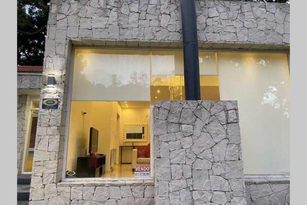 une fenêtre d'une maison avec un salon dans l'établissement PINAMAR CASA HASTA 10 PERSONAS SE ALQUILA MINIMO 2 NOCHES s, à Pinamar