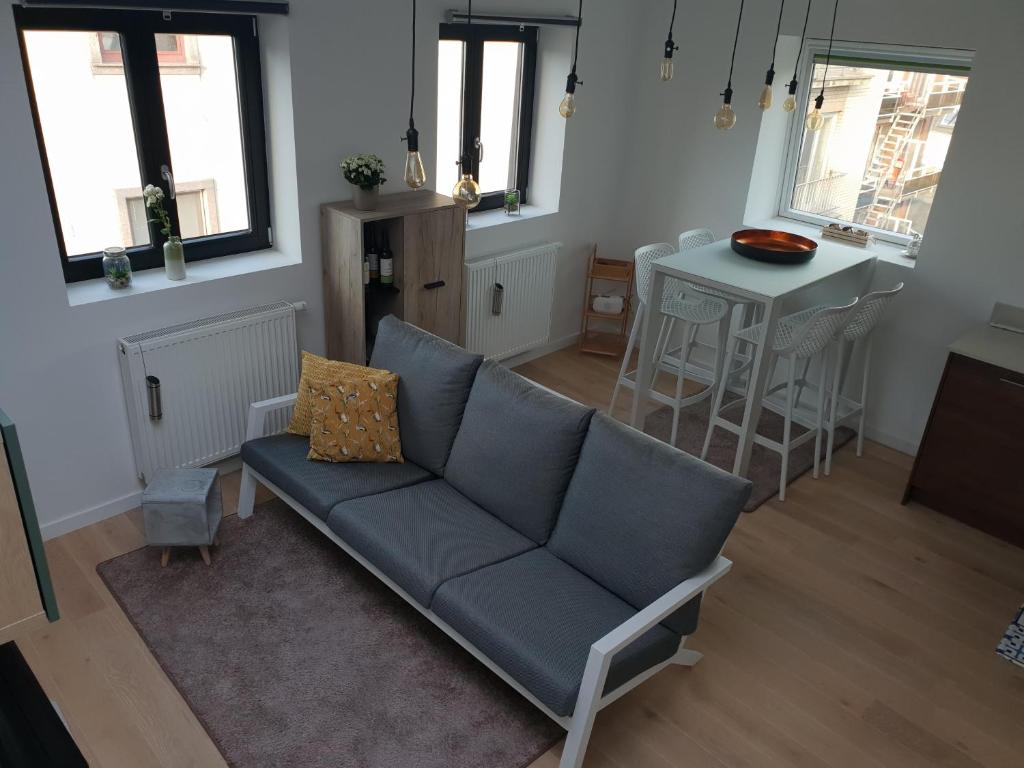 een woonkamer met een bank en een tafel bij Uitzicht op het MAS in Antwerpen