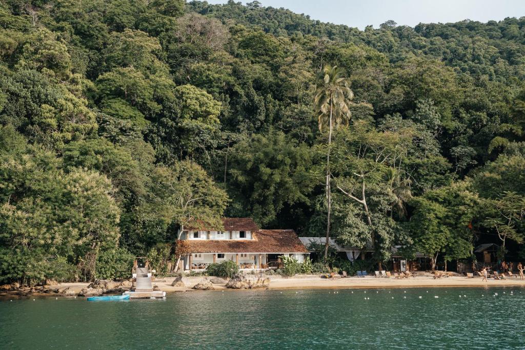 una casa sulla riva di una spiaggia di Bonito Paraiso Ilha Grande a Abraão