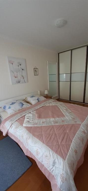Posteľ alebo postele v izbe v ubytovaní Apartament Viola