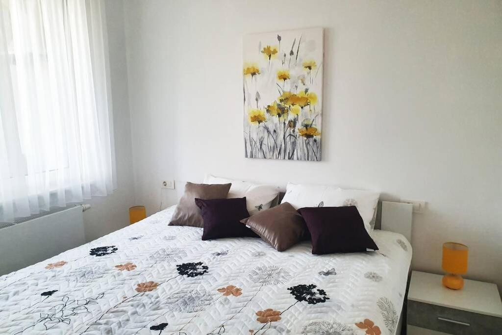 Posteľ alebo postele v izbe v ubytovaní No.5 Apartment