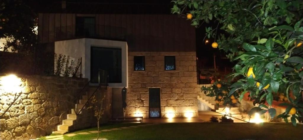 Um jardim no exterior de Portovella Lodges & Bungalows