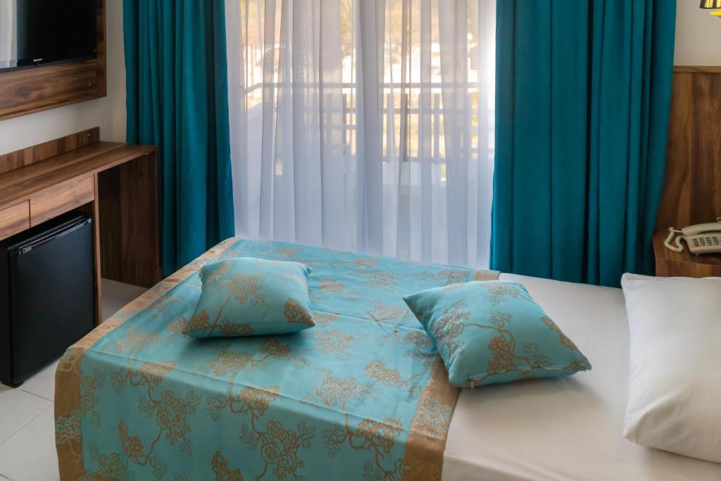 Postel nebo postele na pokoji v ubytování Elijah Hotel
