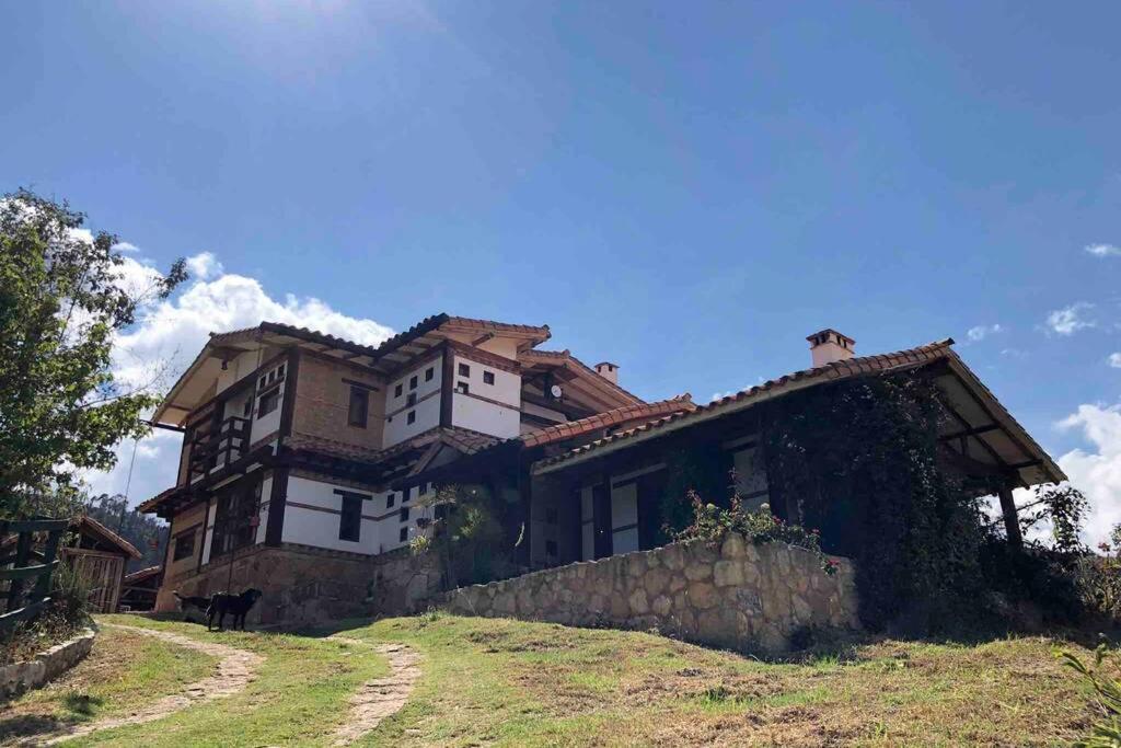 ein Haus auf einem Hügel in der Unterkunft CASA VILLA SAN CARLOS in Cómbita