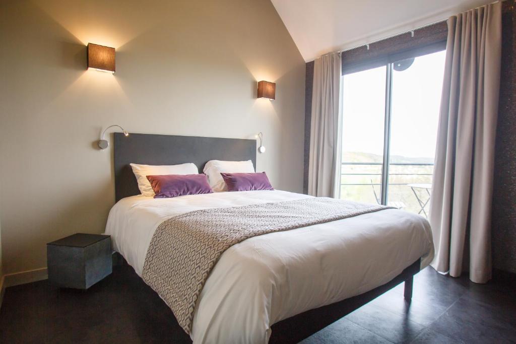 Postel nebo postele na pokoji v ubytování LOGIS Hôtel-restaurant IMAGO