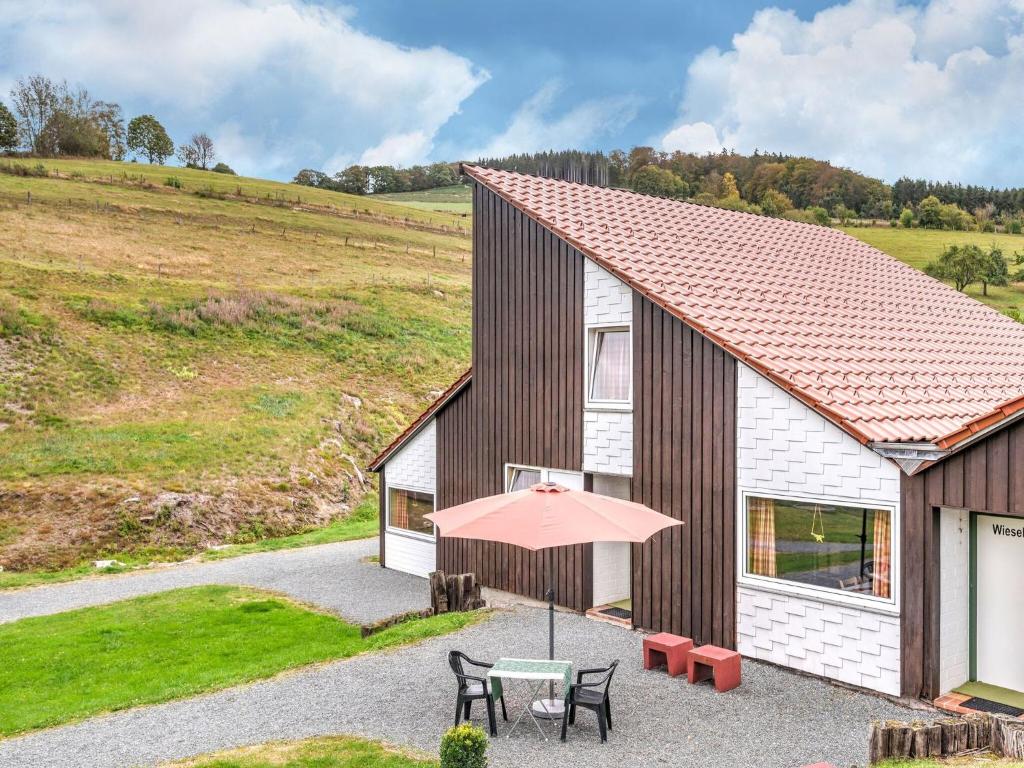 シュマレンベルクにあるNice holiday home in the Hochsauerland with terrace in a quiet locationの家