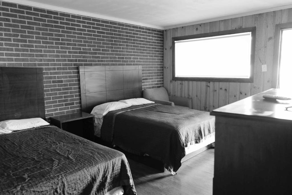 เตียงในห้องที่ Richmond Motel