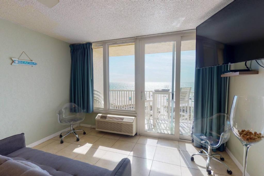 een woonkamer met een bank en een groot raam bij 421 - Island Inn in St Pete Beach