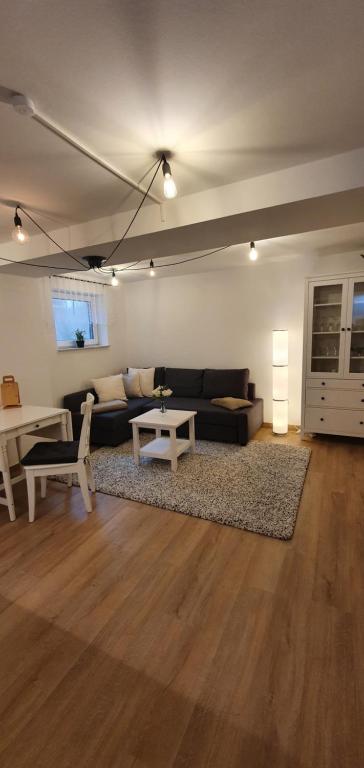 - un salon avec un canapé et une table dans l'établissement Am Borgwallsee 2, à Steinhagen