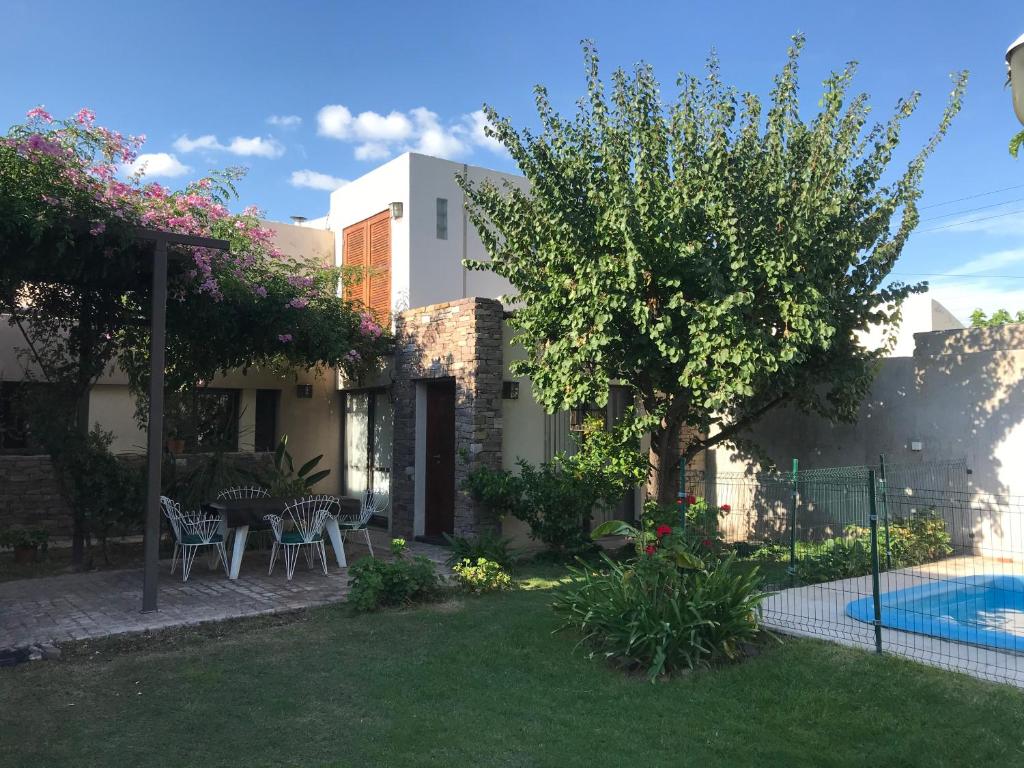 uma casa com um quintal com uma piscina em Jardín de Iris em Maipú