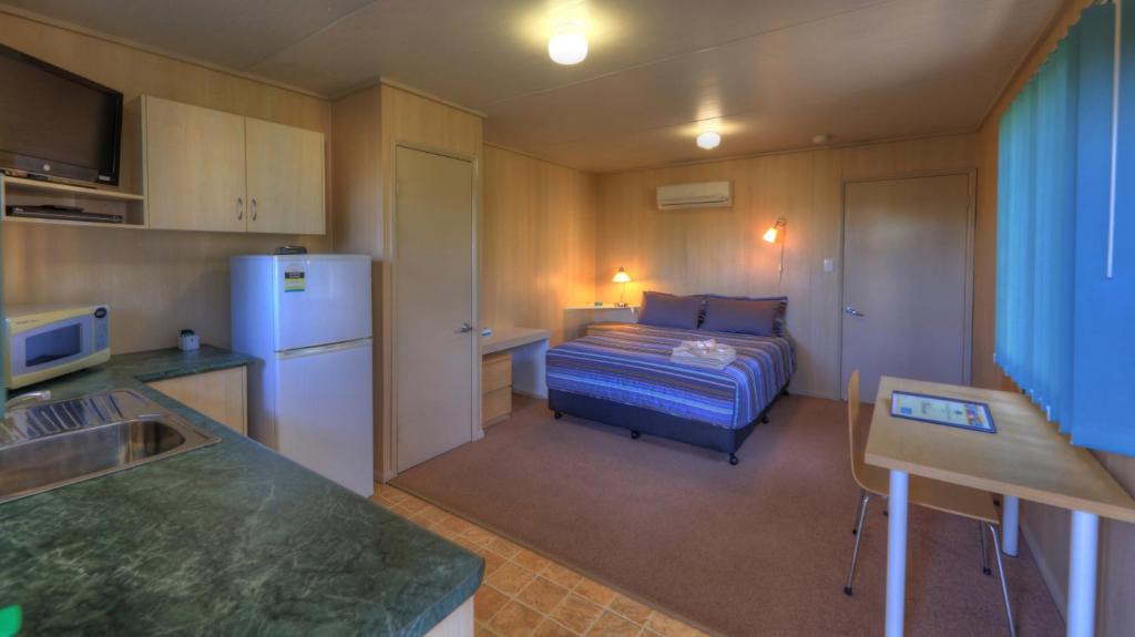 Kuchyň nebo kuchyňský kout v ubytování PepperTree Cabins, Kingaroy
