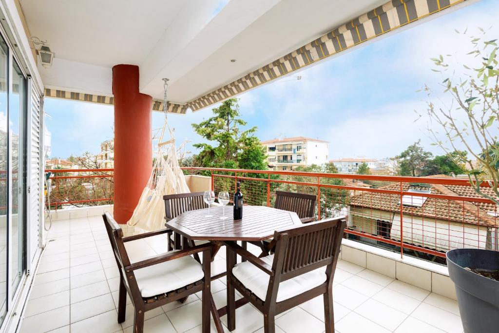 un tavolo e sedie su un balcone con vista di 3BR Suite 300mts from the Beach a Perea