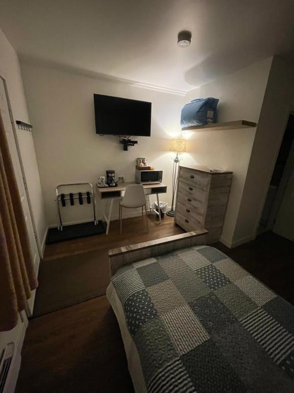 Posteľ alebo postele v izbe v ubytovaní Sunset Motel