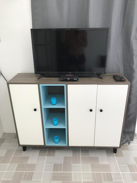 TV a/nebo společenská místnost v ubytování Paradise Beach Guest House