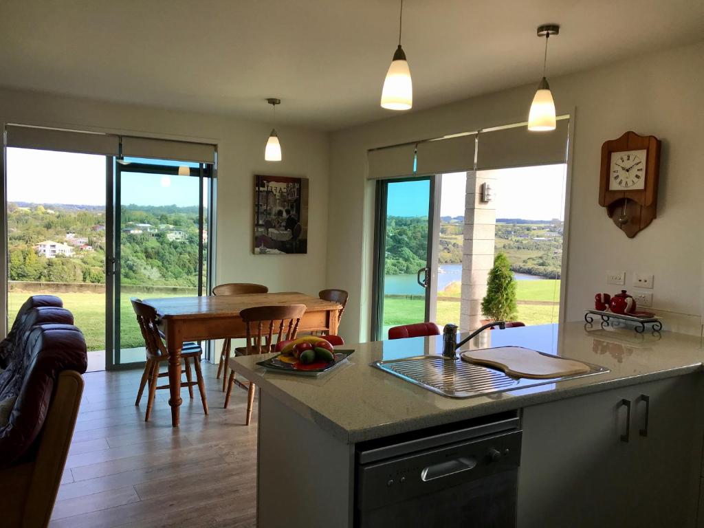 Kuchyň nebo kuchyňský kout v ubytování Sunset Point Kerikeri