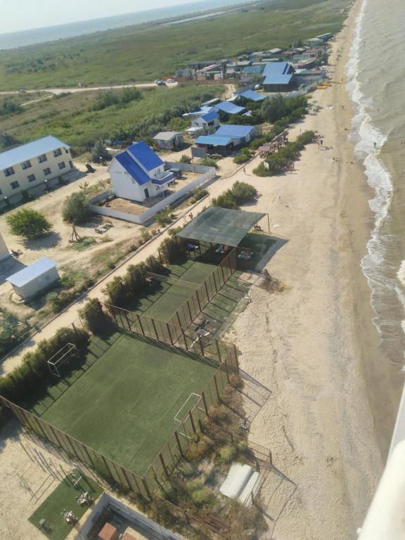 - Vistas aéreas a la playa y pista de tenis en Roza Vetrov en Dolzhanskaya