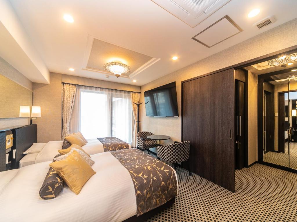 Postel nebo postele na pokoji v ubytování APA Hotel Osaka Temmabashi Ekimae