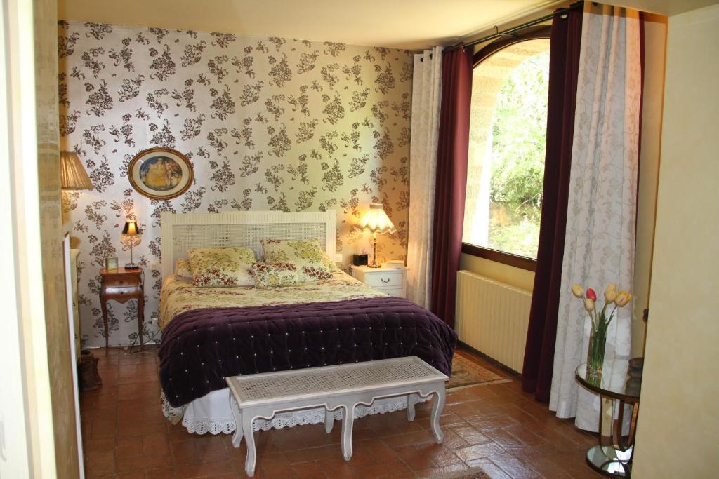A bed or beds in a room at Mas Vilosa Bed and Breakfast