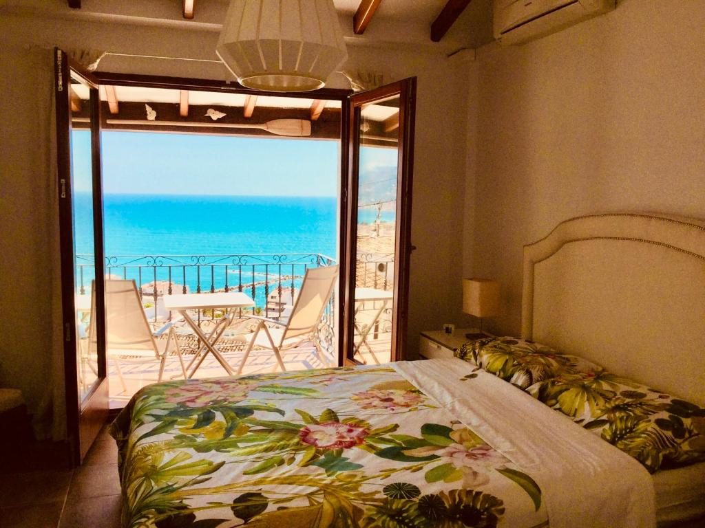 um quarto com uma cama e vista para o oceano em Altea Town House Sea View em Altea