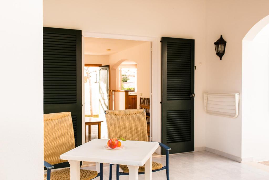 Sagitario Vista Playa II Apartamentos, Cala Blanca – Prezzi ...