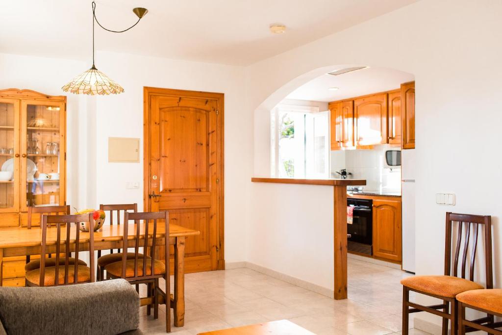 Sagitario Vista Playa II Apartamentos, Cala Blanca – Prezzi ...