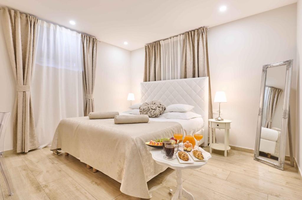 una camera con un letto e un vassoio di cibo su un tavolo di Best location Rooms a Spalato (Split)