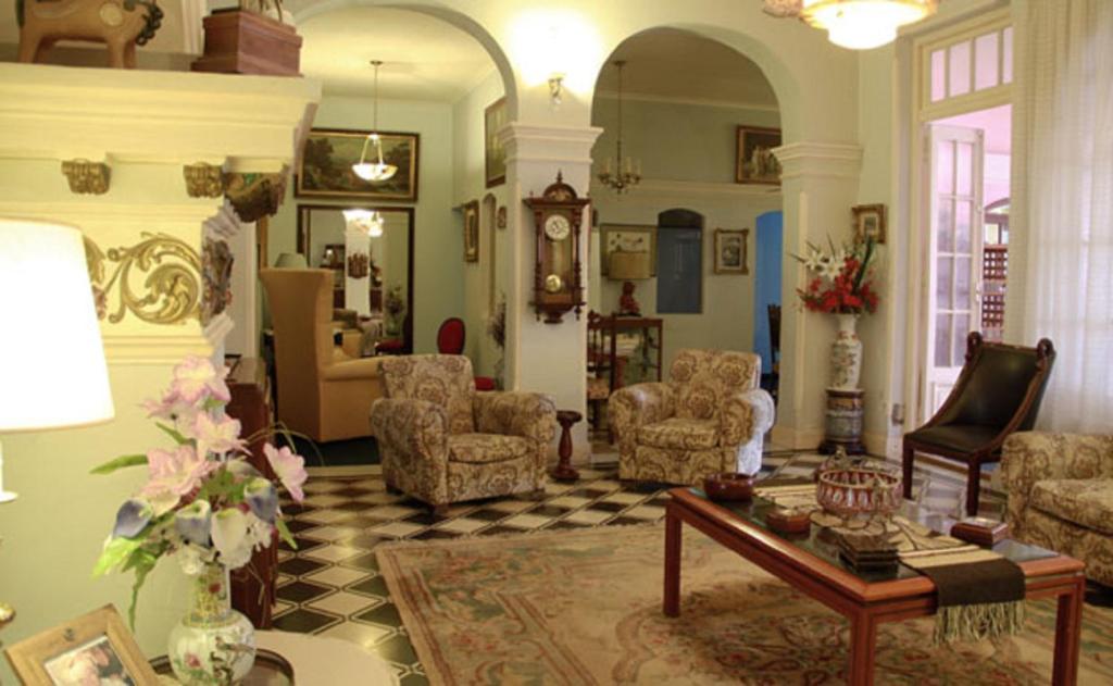 a living room with a couch and chairs and a table at Hotel El Mirador in Chascomús