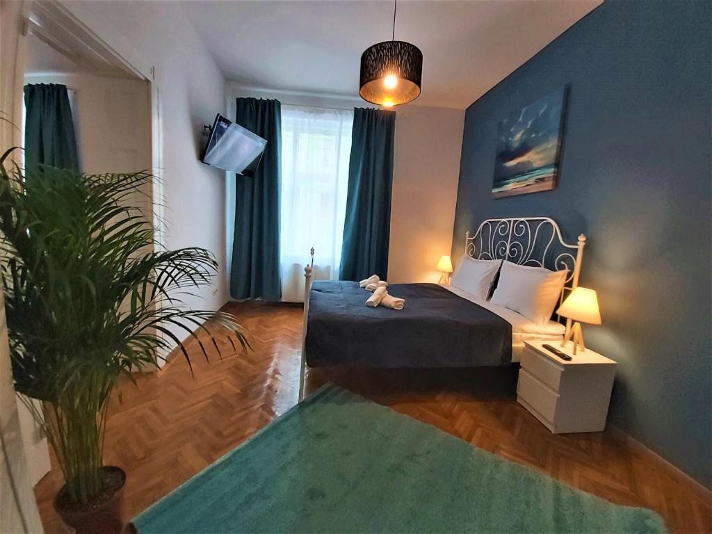 una camera con letto e tappeto verde di 92 Residence a Braşov