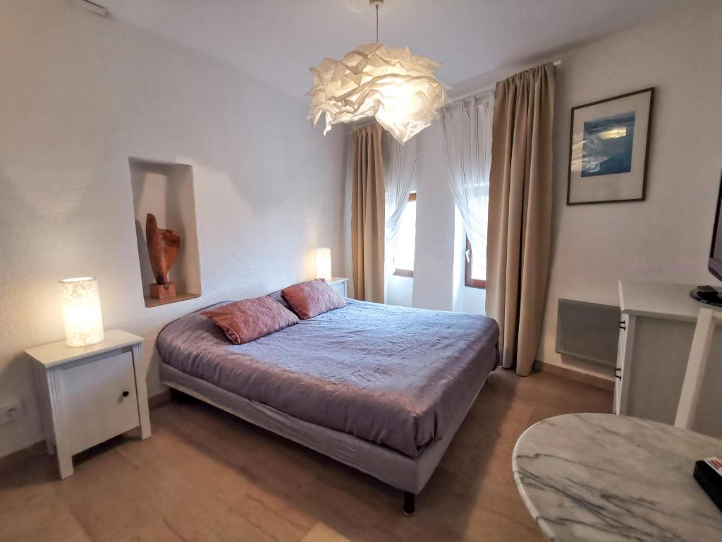 Postel nebo postele na pokoji v ubytování Hôtel la Fête en Provence