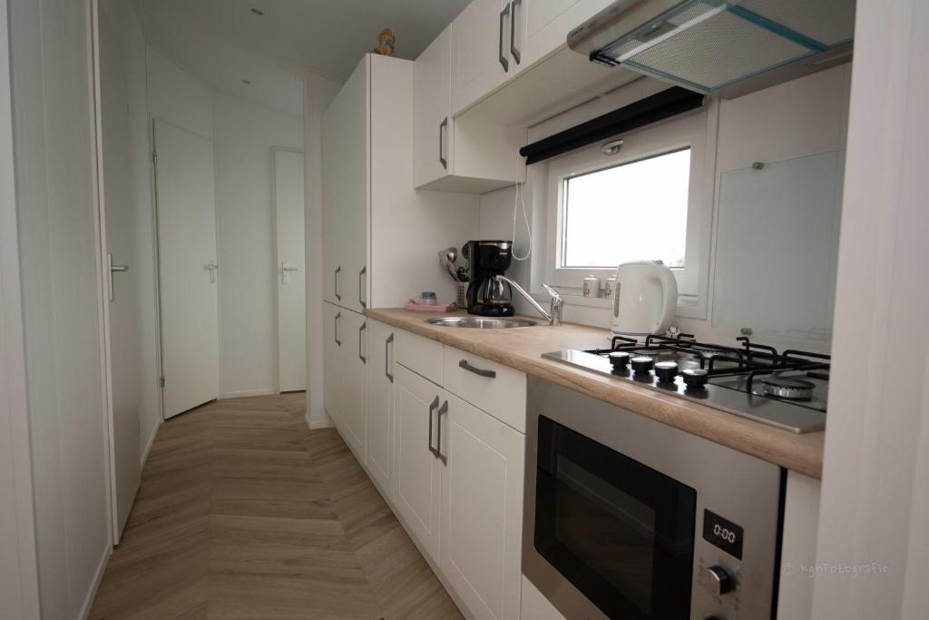 Kuchyň nebo kuchyňský kout v ubytování Chalets op Minicamping Dorpszicht