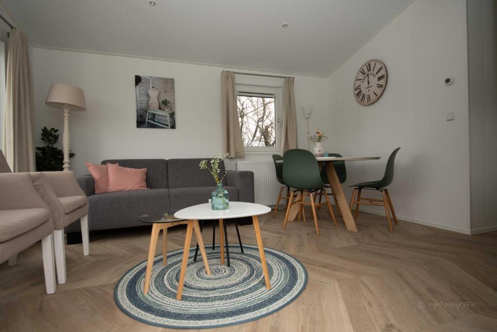 Posezení v ubytování Chalets op Minicamping Dorpszicht