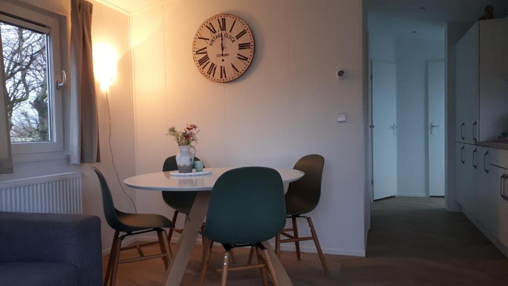 Posezení v ubytování Chalets op Minicamping Dorpszicht