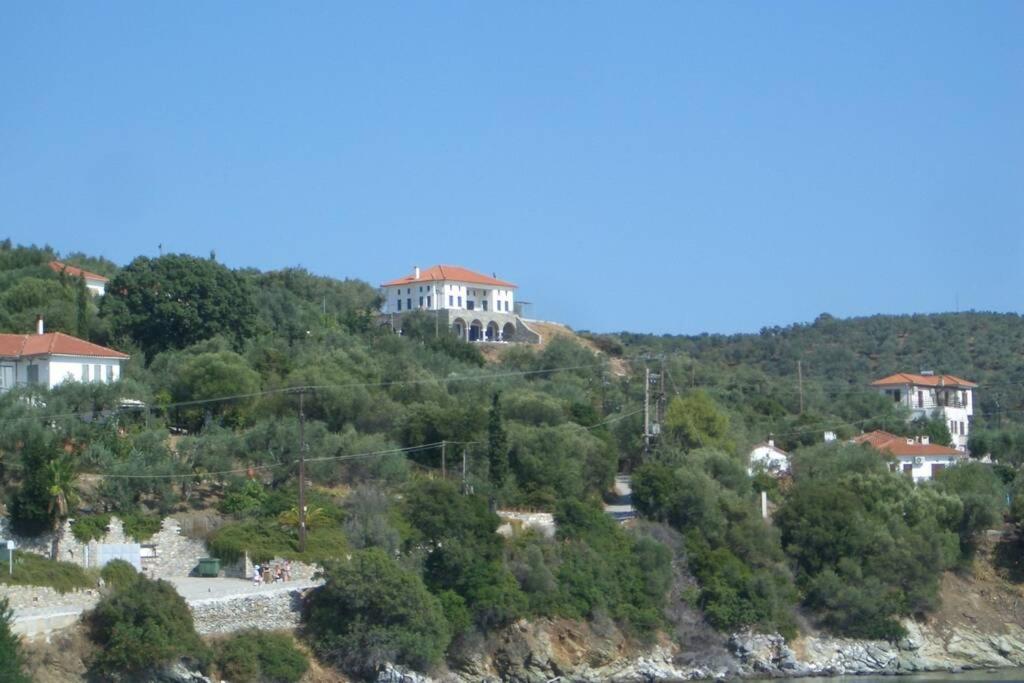 a large house on top of a hill at Ferienwohnung Castello Sebastian in Argalasti