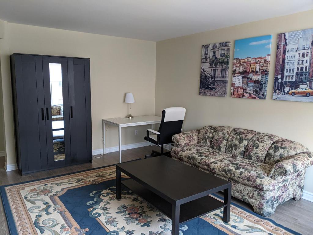 ein Wohnzimmer mit einem Sofa und einem Tisch in der Unterkunft 3 BDR appartement,WiFI,Netflix free parking in Montreal