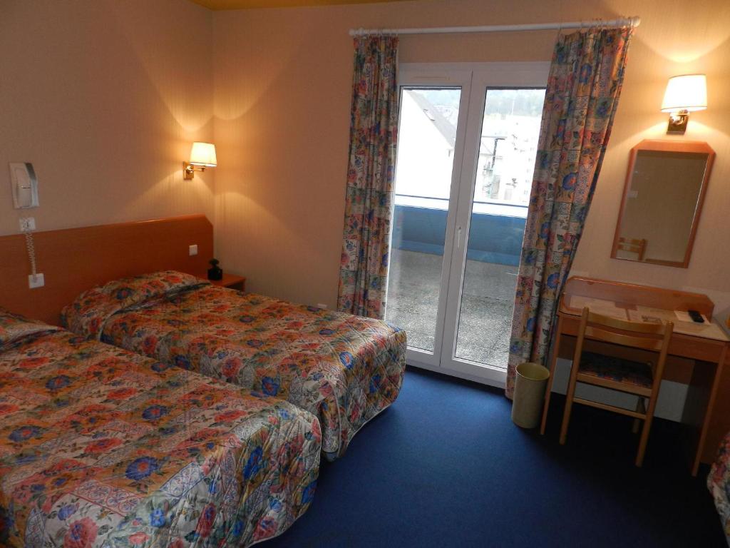 Postel nebo postele na pokoji v ubytování Hôtel Gloria & Avenue