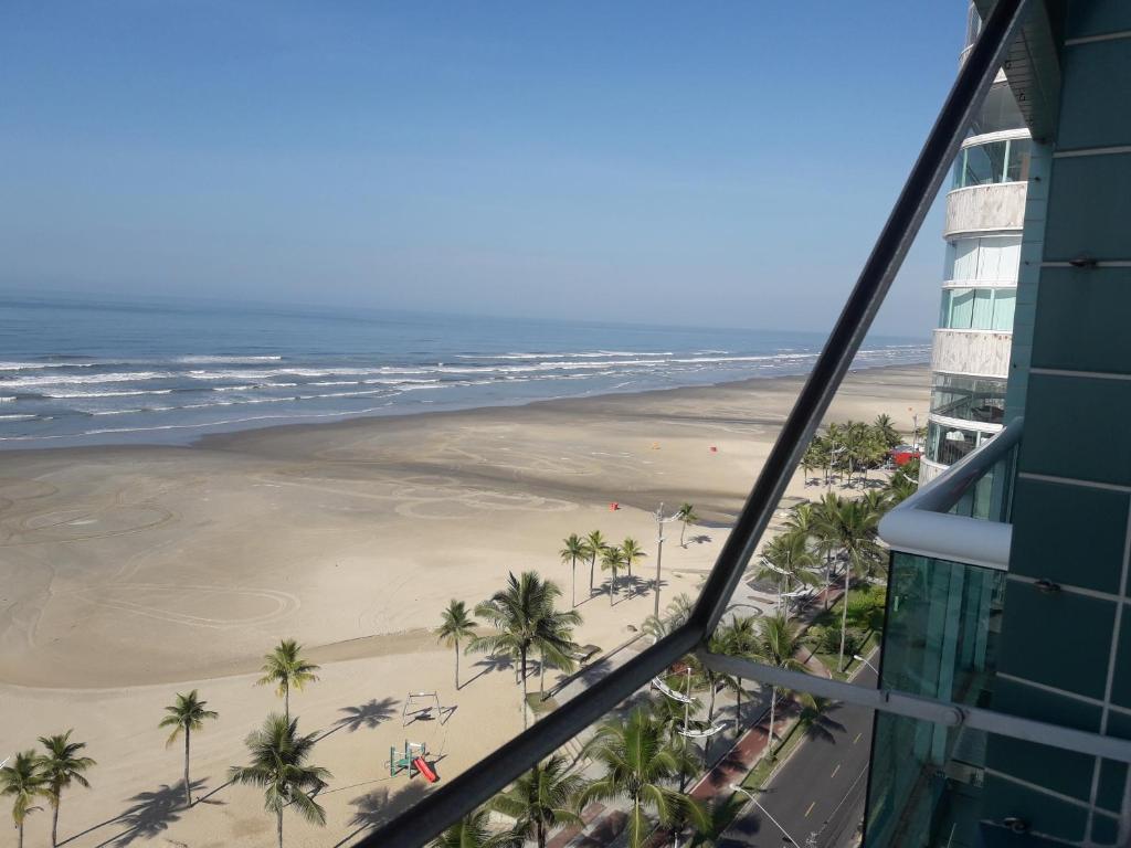  Apartamento com sacada frente ao mar