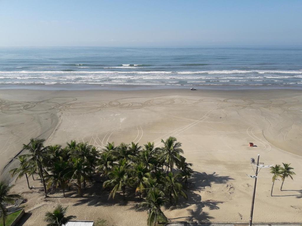  Apartamento com sacada frente ao mar