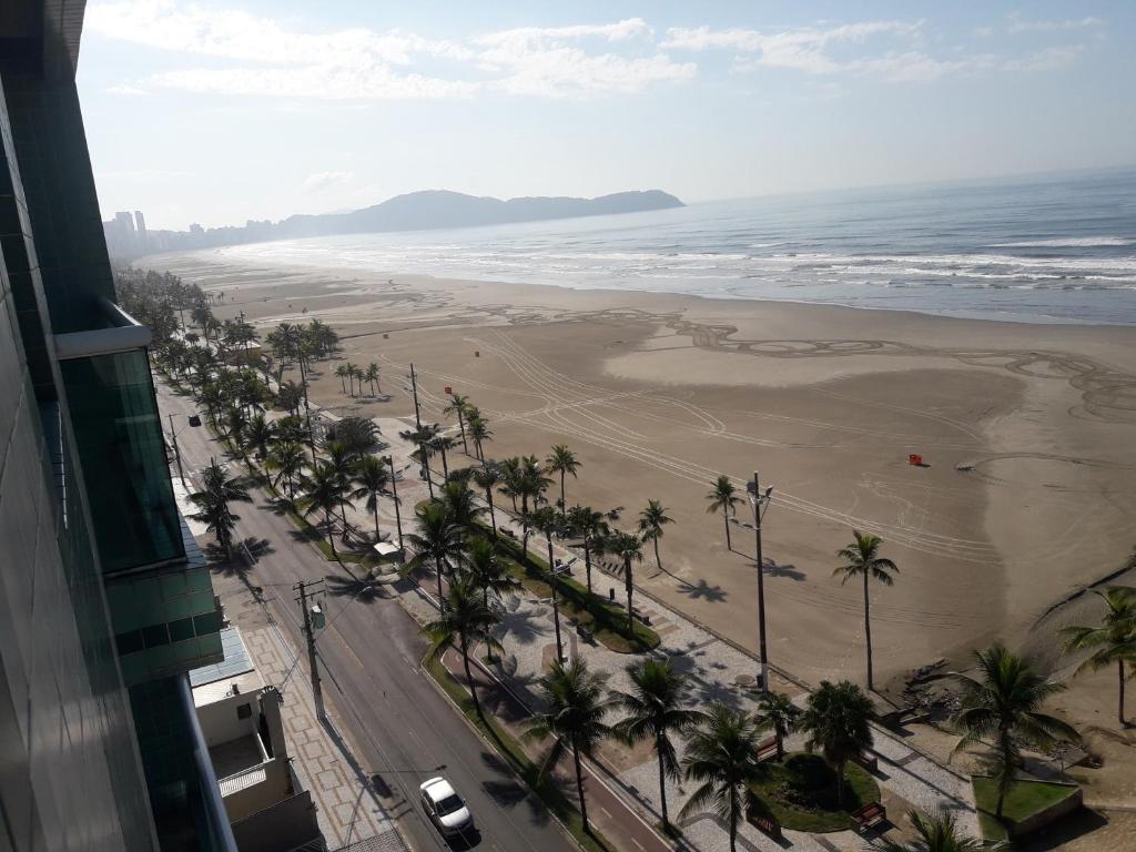  Apartamento com sacada frente ao mar