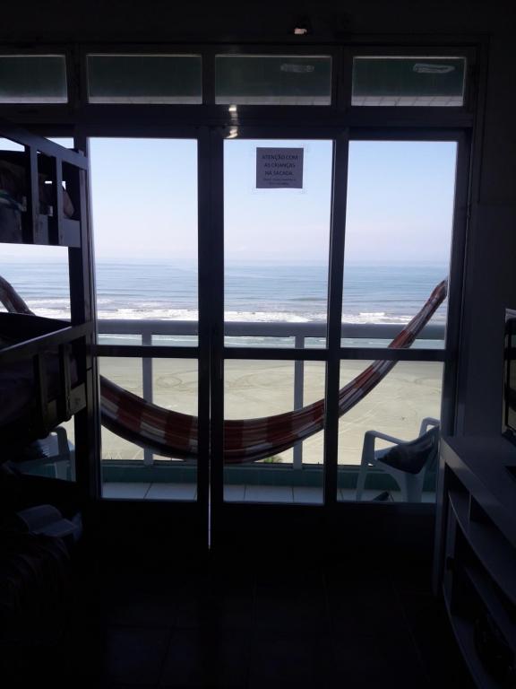  Apartamento com sacada frente ao mar