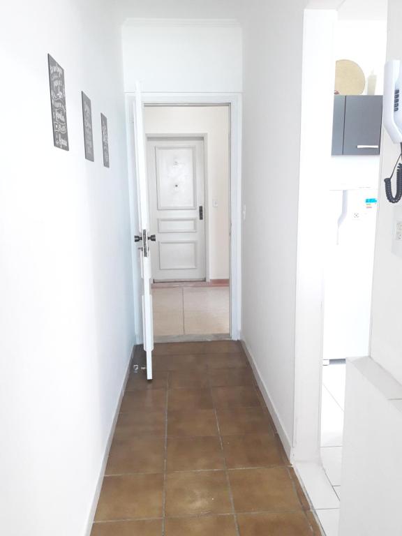  Apartamento com sacada frente ao mar